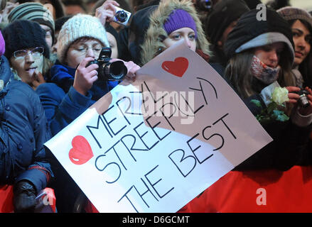 Fans hold a poster reading 'Meryl Streep(ly) the best' during the premiere of the movie 'The Iron Lady' at the 62nd Berlin International Film Festival, in Berlin, Germany, 14 February 2012. The movie is presented in the section Berlinale Special at the 62nd Berlinale running from 09 to 19 February. Photo: Britta Pedersen  +++(c) dpa - Bildfunk+++ Stock Photo