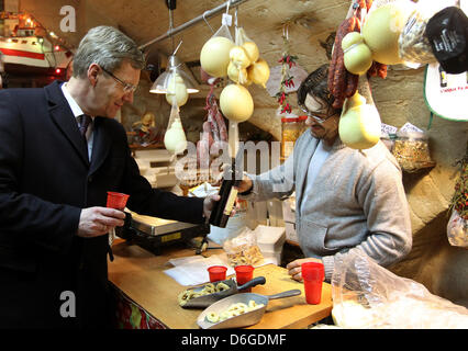 German President Christian Wulff visits a delicatessen shop and try specialties in Bari, Italy, 15 February 2012. The German President and his wife are on a three-day visit to Italy. Photo: WOLFGANG KUMM Stock Photo