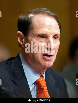 United States Senator Ron Wyden (Democrat of Oregon), a member of the U.S. Senate Finance Committee, questions U.S. Secretary of Health and Human Services (HHS) Kathleen Sebelius during a hearing on the agency's FY 2013 budget proposal on Capitol Hill in Washington, D.C. on Wednesday, February 15, 2012..Credit: Ron Sachs / CNP Stock Photo