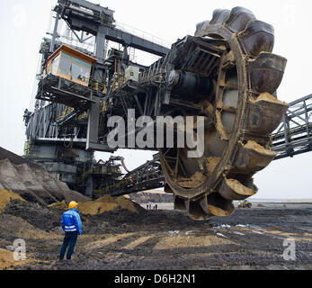 FILE - An archive picture dated 15 December 2011 shows a gigantic excavator in the lignite strip mine of Vattenfall AG in Welzow, Germany. Brandenburg is trying to switch to renewable energies. Their share in the overall supply is planned to increase each year. However, Brandenburg cannot yet do without lignite. Photo: Patrick Pleul Stock Photo