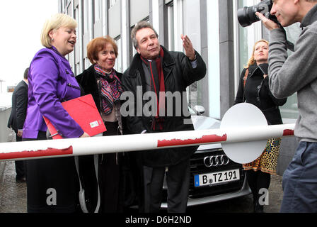 Party Chairman of the Left Party Gesine Loetzsch (L), presidential candidate Beate Klarsfeld, and party chairman Klaus Ernst stand behind a barrier in front of the Federal Press Conference building in Berlin, Germany, 29 February 2012. In the background party leader Klaus Ernst can be seen. Photo: WOLFGANG KUMM Stock Photo