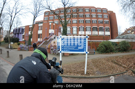 Journalists stand in front of the Women's clinic at Bemen-Mitte Hospital in Bremen, Germany, 29 February 2012. Two premature babies died of blood poisoning during the night at Bremen-Mitte Hosptial. Photo: CARMEN JASPERSEN Stock Photo