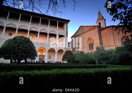 Italy, Tuscany, Pienza, Palazzo Piccolomini garden and cathedral Stock Photo