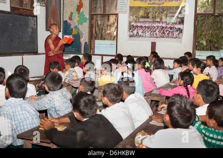 Buddhist monk teaching children, Mahagandhayon Monastic Institution, Amarapura, Mandalay, Myanmar, (Burma) Stock Photo