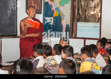 Buddhist monk teaching children, Mahagandhayon Monastic Institution, Amarapura, Mandalay, Myanmar, (Burma) Stock Photo