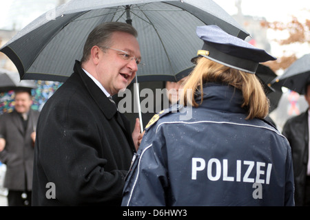 Berlin, Germany, Frank Henkel, Christian Democratic Union, Berlin's Senator with a policewoman Stock Photo