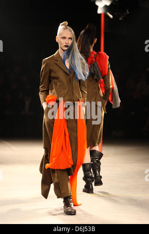 Models present creations by Japanese designer Yohji Yamamoto as part of the women's Ready-to-Wear fall/winter 2012/2013 collection presented during the Paris Pret-a-Porter fashion week, in Paris, France, 2 March 2012. The Pret-a-Porter women's fashion fall/winter collections are presented until 7 March 2012. Photo: Hendrik Ballhausen Stock Photo