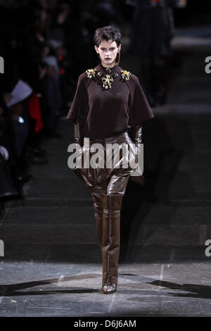 A model wears a creation by French label Givenchy as part of the women's ready to wear fall/winter 2012/2013 collection presented during the Paris Pret-a-Porter fashion week, in Paris, France, 4 March 2012. The Pret-a-Porter women's fashion fall/winter runs until 7 March 2012. Photo: Hendrik Ballhausen Stock Photo