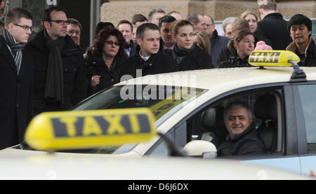 People wait at a taxi stand at the main station in Frankfurt/Main, Germany, 05 March 2012.  Public service strikes began across western German states on Monday morning, with tens of thousands of staff expected to take part in a protest for higher wages. Photo: ARNE DEDERT Stock Photo