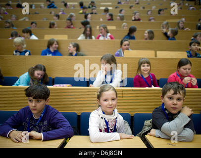 Philipp (L-R), Kira, Amon and many other children listen to the beginning lecture 'Stagecoaches, Railways and the Telegraph - The Internet of our Great Grandparents' at the 'Children's University' at the Viadrina European University in Frankfurt Oder, Germany, 07 March 2012. There are additional lectures every Wednesday until 28 March. The lectures are for children aged eight to 12 Stock Photo