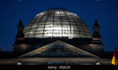 Activists from the environmental protection organization Greenpeace project 'Solar energy for the German People' on the Reichstag building in Berlin, Germany, 09 March 2012. Greenpeace is protesting the cuts in funding for solar energy, which the German Bundestag will discuss on 09 March 2012. Photo: Soeren Stache Stock Photo