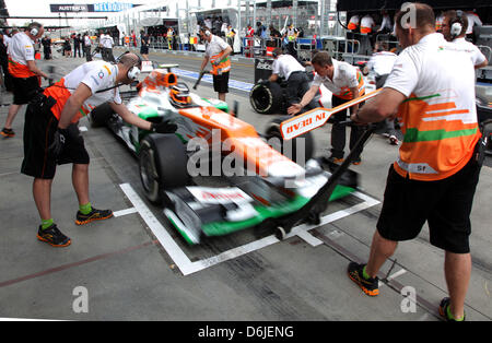 Mechanics exercise pit stops with the car of German Formula One driver Nico Huelkenberg of Force India during the first training section of the Australian Formula 1 Grand Prix at the Albert Park circuit in Melbourne, Australia, 16 March 2012. The Formula One Grand Prix of Australia will take place on 18 March 2012. Photo: Jens Buettner dpa Stock Photo