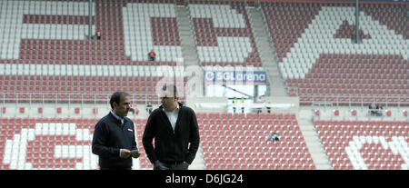 Augsburg's head coach Jos Luhukay (L) and CEO Andreas Rettig talk to each other prior to the German Bundesliga soccer match between FC Augsburg and 1.FSV Mainz 05 at the SGL Arena in Augsburg, Germany, 17 March 2012. Photo: STEFAN PUCHNER     (ATTENTION: EMBARGO CONDITIONS! The DFL permits the further  utilisation of the pictures in IPTV, mobile services and other new  technologies Stock Photo