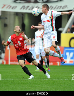 Augsburg's Torsten Oehrl (R) vies for the ball with Mainz's Elkin Soto during the German Bundesliga soccer match between FC Augsburg and 1.FSV Mainz 05 at the SGL Arena in Augsburg, Germany, 17 March 2012. Photo: STEFAN PUCHNER     (ATTENTION: EMBARGO CONDITIONS! The DFL permits the further  utilisation of the pictures in IPTV, mobile services and other new  technologies only no ea Stock Photo
