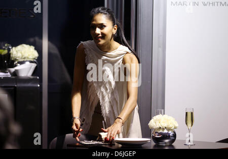 Lewis hamilton visits his girlfriend Nicole Scherzinger at a house in Beverly  Hills to say goodbye before heading off to the airport Beverly Hills,  California - 20.06.11 Stock Photo - Alamy