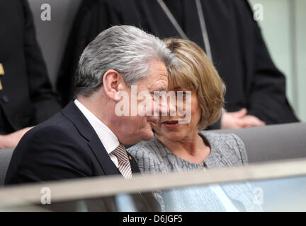 Presidential candidate Joachim Gauck sits next to his partner in life Daniela Schadt in the official gallery during the Federal Assembly at the Reichstag in Berlin, Germany, 18 March 2012. Photo: WOLFGANG KUMM Stock Photo