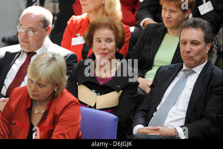 Presidential candidate Beate Klarsfeld (C) sits between faction leader of the Left PArty Gregor Gysi (L) and party leaders of the Left Party Gesine Loetzsch (FRONT) and Klaus Ernst (R) at the Federal Assembly at the Reichstag in Berlin, Germany, 18 MArch 2012. 1240 electoral delegates elect the new German President today. Photo: RAINER JENSEN Stock Photo