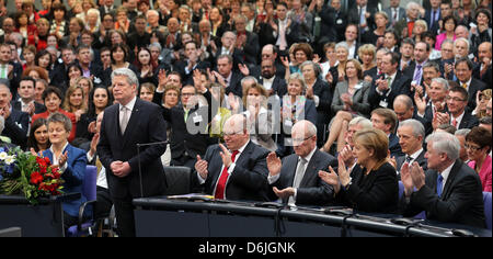 Newly elected German President Joachim Gauck accepts the applause of Renate Kuenast (Green Party, L-R), Peter Altmaier, Volker Kauder, Angela Merkel (ALL CDU) and Horst Seehofer (CSU) at the Federal Assembly at the Reichstag, Germany, 18 March 2012. The Federal Assembly elected the former GDR civil rights advocate as the successor of Christian Wulff. The 72 year old received 991 of Stock Photo