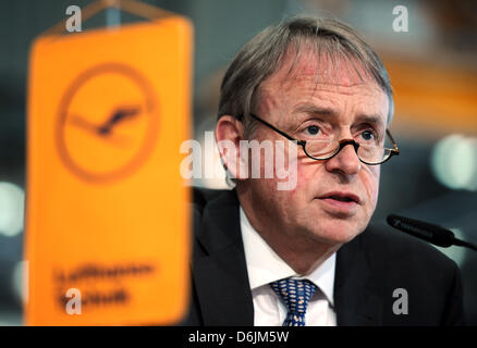 August Wilhelm Henningsen, CEO of Lufthansa Technik - a subsidiary of Deutsche Lufthansa, speaks at the annual press conference held at a Jumbo hall of Lufthansa Technik AG in Hamburg, Germany, 22 March 2012. Lufthansa Technik suffers from increasing competition and lower prices. Photo: CHRISTIAN CHARISIUS Stock Photo