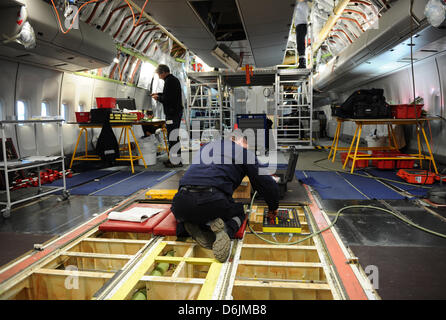 Technicians work on the interior of a Boeing 747-400 at a Jumbo maintenance hall of Lufthansa Technik AG in Hamburg, Germany, 22 March 2012. Lufthansa Technik suffers from increasing competition and lower prices. Photo: Christian Charisius Stock Photo