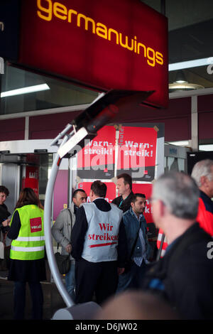 Striking airport employees stand in front of the terminal during a warning strike at Cologne/Bonn airport in Cologne, Germany, 27 March 2012. Verdi has called on ground control employees to down tools to apply pressure on their employers over ongoing wage negotiations. Photo: OLIVER BERG Stock Photo