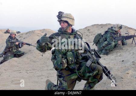 US Marines Special Operations team position during the invasion of Iraq at the start of Operation Iraqi Freedom March 23, 2002 in Zubayr, Iraq. Stock Photo