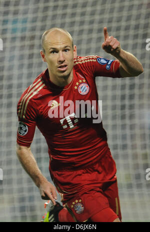 final jubilation Arjen ROBBEN (FC Bayern Munich) with nacktem