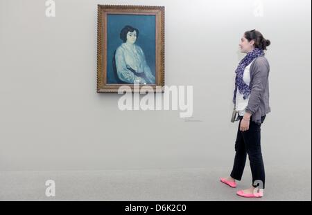 Visitors observe the painting 'Madame Soler' from 1903 by Pablo Picasso at the Pinakothek der Moderne in Munich, Germany, 29 March 2012. On the occasion of its 10th anniversary the Pinakothek der Moderne presents a view on femininity from the perspective of three 20th century painters. The exhibition titled 'Women' opens on 29 March 2012 and runs till 15 July 2012. Photo: FELIX HOE Stock Photo