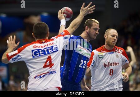 Hamburg's Pascal Hens (M) in action against Magdeburg's Damir Doborac (L) and Ales Pajovic (R) during the German Bunddesliga handball match between SC Magdeburg and HSV Hamburg at the Getec-Arena in Magdeburg, Germany, 31 March 2012. Photo: Jens Wolf Stock Photo