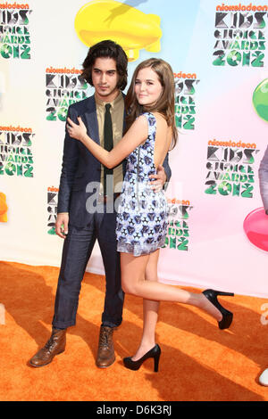 Actors Zoey Deutch and Avan Jogia (l) arrive at Nickelodeon's 25th Annual Kids' Choice Awards at Galen Center in Los Angeles, USA, on 31 March, 2012. Photo: Hubert Boesl Stock Photo