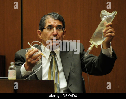 Dr. Paul White an anesthesiologist and propofol expert, holds up an IV drip during the final stage of Dr. Conrad Murray's Stock Photo