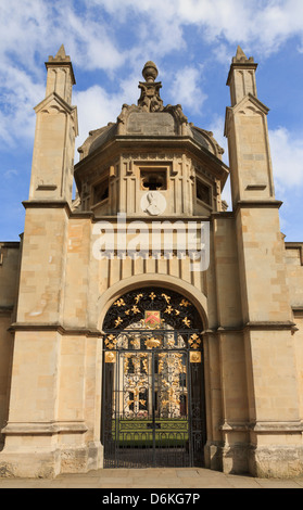 Oxford, Oxfordshire, England, UK. All Souls College gateway with ornate ironwork on Nicholas Hawksmoor's wrought iron gates Stock Photo