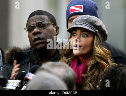 Tracy Morgan and Denise Richards on location at Rockefeller Center shooting '30 Rock' New York City, USA - 17.10.11 Stock Photo