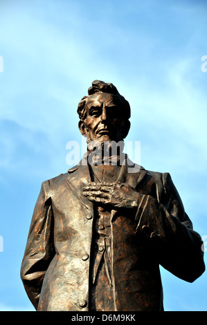 Abraham Lincoln statue Parkview square Singapore Stock Photo - Alamy