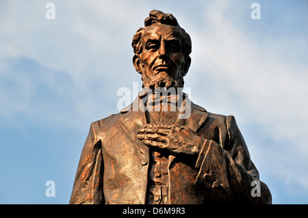 Abraham Lincoln statue Parkview square Singapore Stock Photo