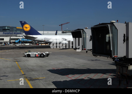 frankfurt germany main am passenger airport hessen apron shuttle fraport bus lufthansa alamy gangways unattended machine