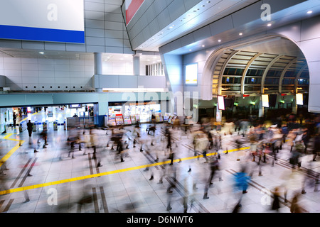 Crowds pass through a busy train station in Shinagawa, Tokyo, Japan Stock Photo