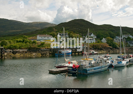 Boats in harbour kyleakin isle of skye Stock Photo - Alamy