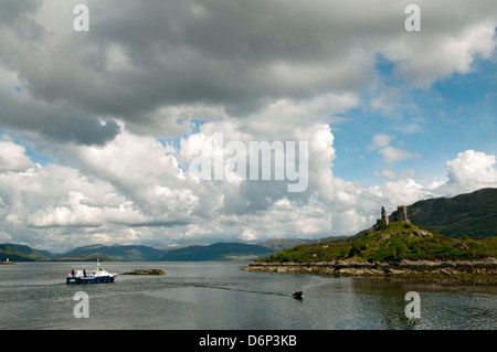 Caisteal Maol, Kyleakin, Isle of Skye, Scotland, UK, and the glass bottomed tourist boat Seaprobe Atlantis. Stock Photo