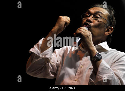 Kuala Selangor, Malaysia. 22nd April, 2013. Malaysian opposition leader ANWAR IBRAHIM gestures as he speaks during an election campaign rally ahead of the upcoming general elections in Kuala Selangor, some 120 kilometers north of Kuala Lumpur. Malaysia will go to the polls on May 5. Total 222 parliamentary and 505 state seats will be contested. (Credit Image: © Najjua Zulkefli/ZUMAPRESS.com) Stock Photo