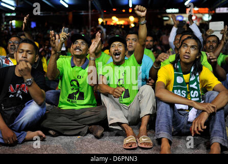 Kuala Selangor, Malaysia. 22nd April, 2013. Supporters of the People's Justice Party cheer as they listen to a speech by Malaysian opposition leader Anwar Ibrahim during an election campaign rally ahead of the upcoming general elections in Kuala Selangor, some 120 kilometers north of Kuala Lumpur. Malaysia will go to the polls on May 5. Total 222 parliamentary and 505 state seats will be contested. (Credit Image: © Najjua Zulkefli/ZUMAPRESS.com) Stock Photo