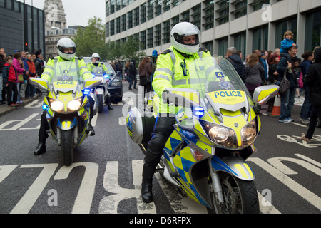 United Kingdom, London : A police officer helps an elderly woman as ...