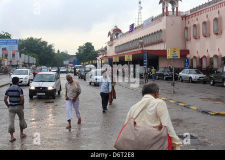 Passengers and commuters outside Jaipur Railway station Stock Photo