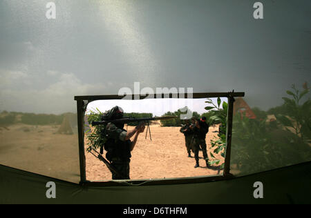 April 23, 2013 - Rafah, Gaza Strip, Palestinian Territory - Palestinian militants from the National Resistance Brigades the armed wing of the Democratic Front for the Liberation of Palestine, take position during a military exercise refresher in Rafah town in the souther west of Gaza strip on, April 23, 2013  (Credit Image: © Eyad Al Baba/APA Images/ZUMAPRESS.com) Stock Photo