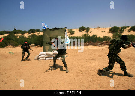 April 23, 2013 - Rafah, Gaza Strip, Palestinian Territory - Palestinian militants from the National Resistance Brigades the armed wing of the Democratic Front for the Liberation of Palestine, take position during a military exercise refresher in Rafah town in the souther west of Gaza strip on, April 23, 2013  (Credit Image: © Eyad Al Baba/APA Images/ZUMAPRESS.com) Stock Photo