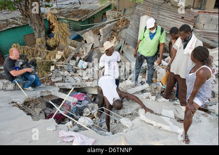 rescuers searching for bodies, January 2010 earthquake damage, Port au Prince, Haiti, Caribbean Stock Photo