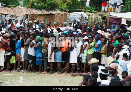 crowds waiting for food distribution after the January 2010 earthquake, Leogane, Haiti, Caribbean Stock Photo