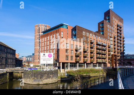 Waterfront apartments and the DoubleTree Hotel at Granary Wharf in the city centre, Leeds, West Yorkshire, UK Stock Photo