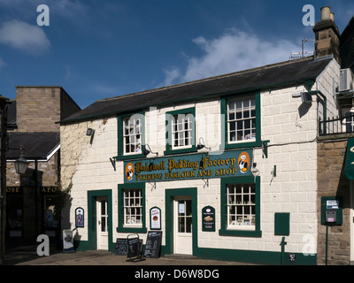 BAKEWELL, DERBYSHIRE, UK - APRIL 18, 2013:  Exterior of the Bakewell Pudding Factory shop in The Square Stock Photo