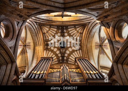 The main 67-stop organ (substantially rebuilt in 1973/74) and surrounding architecture at Wells Cathedral, Somerset, England Stock Photo
